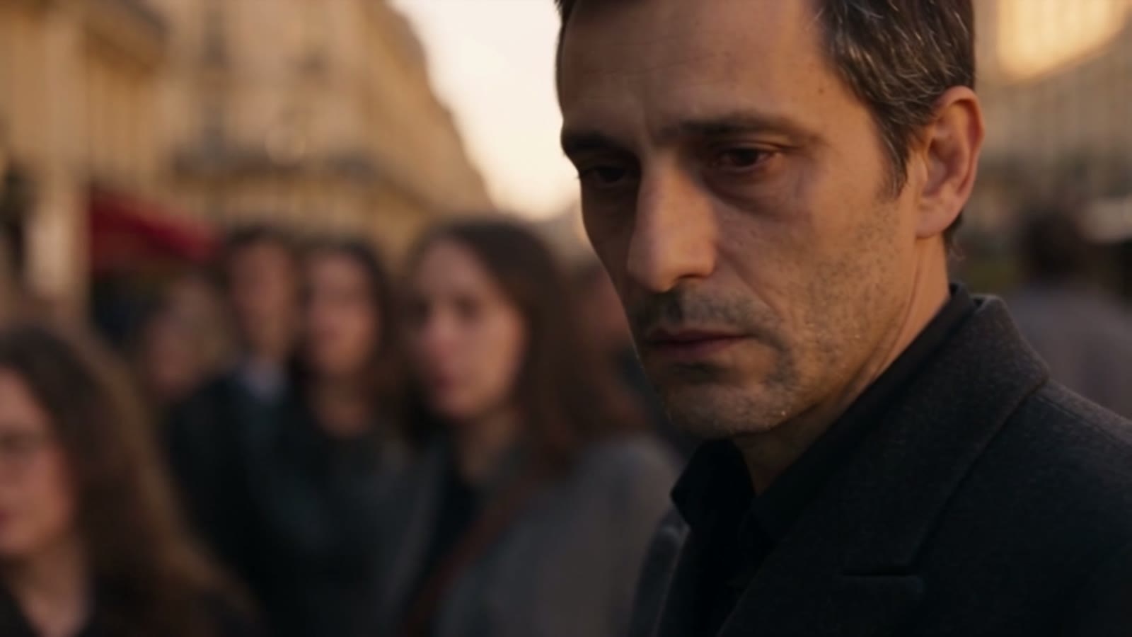 Le personnage au milieu de la foule, avant de comprendre ce qu'il sait faire