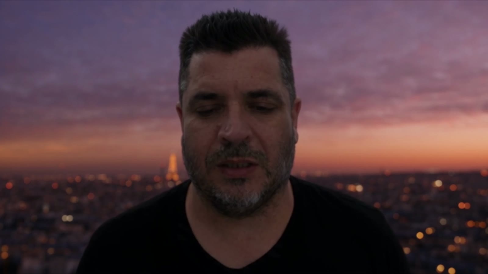 Paris au crépuscule, plan d'ambiance généré comme le reste du film