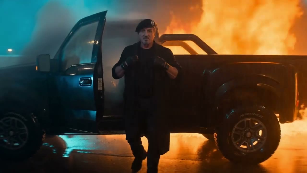 Sortie du pick-up devant un mur de flammes