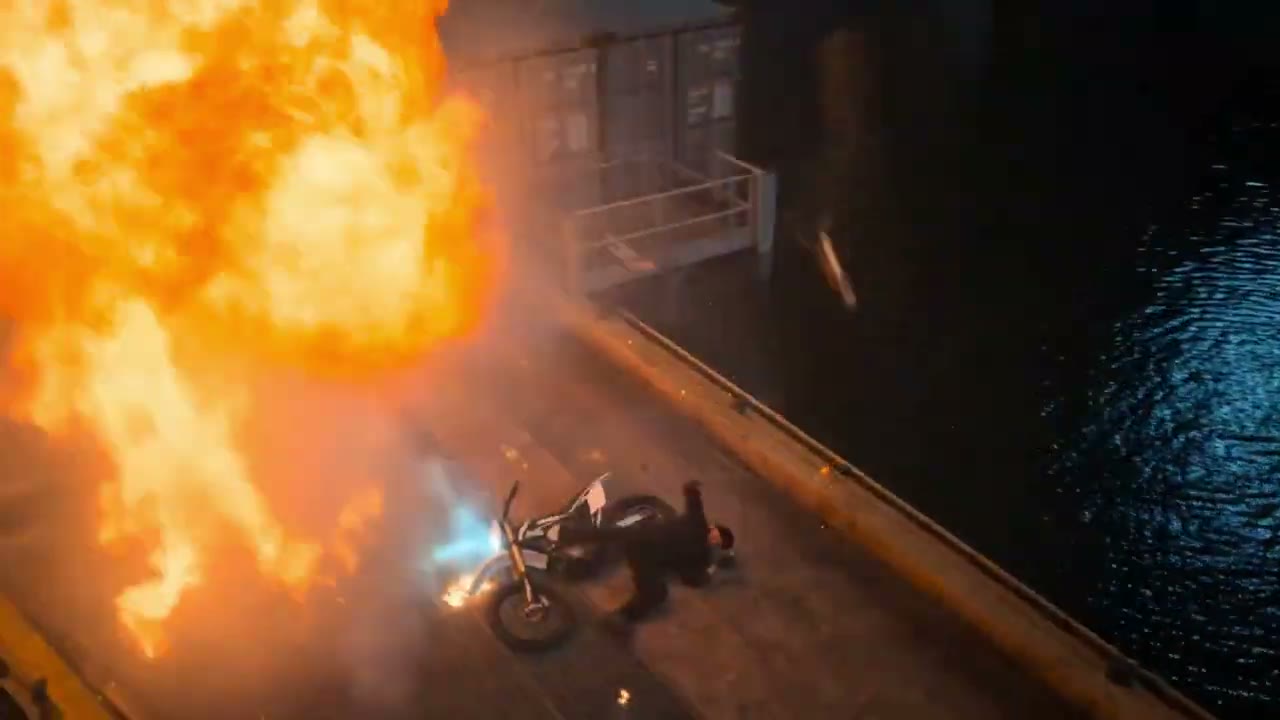 La moto soufflée par la déflagration