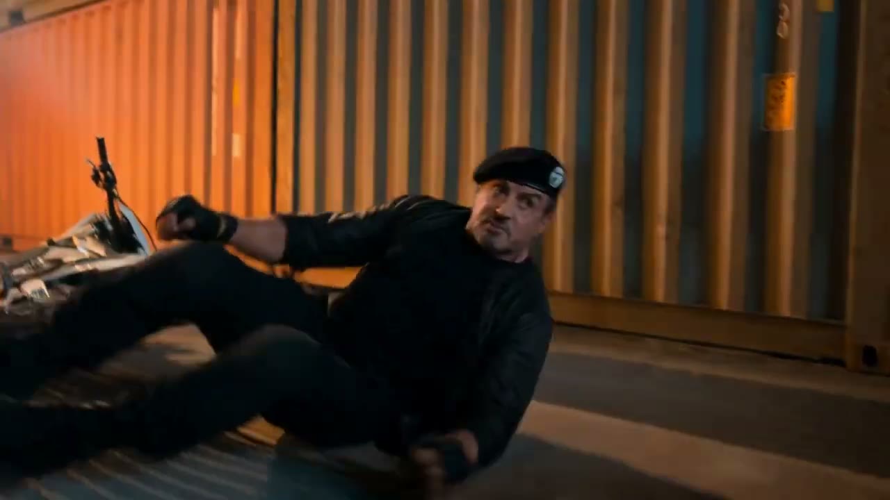 Chute au sol le long d'un conteneur, arme à la main