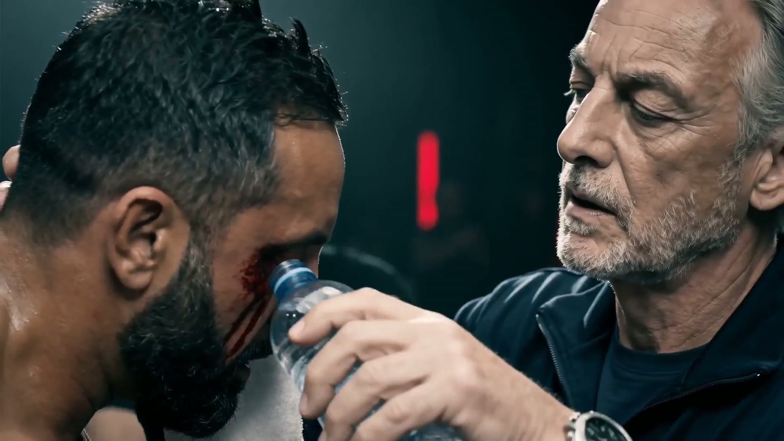 Le coin entre deux reprises, bouteille d'eau et soigneur