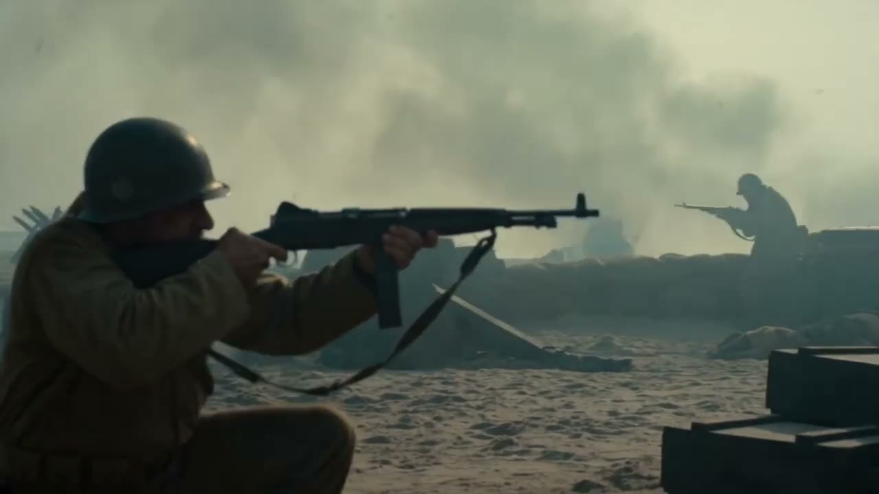Position de tir sur la plage, fumée et silhouettes au loin