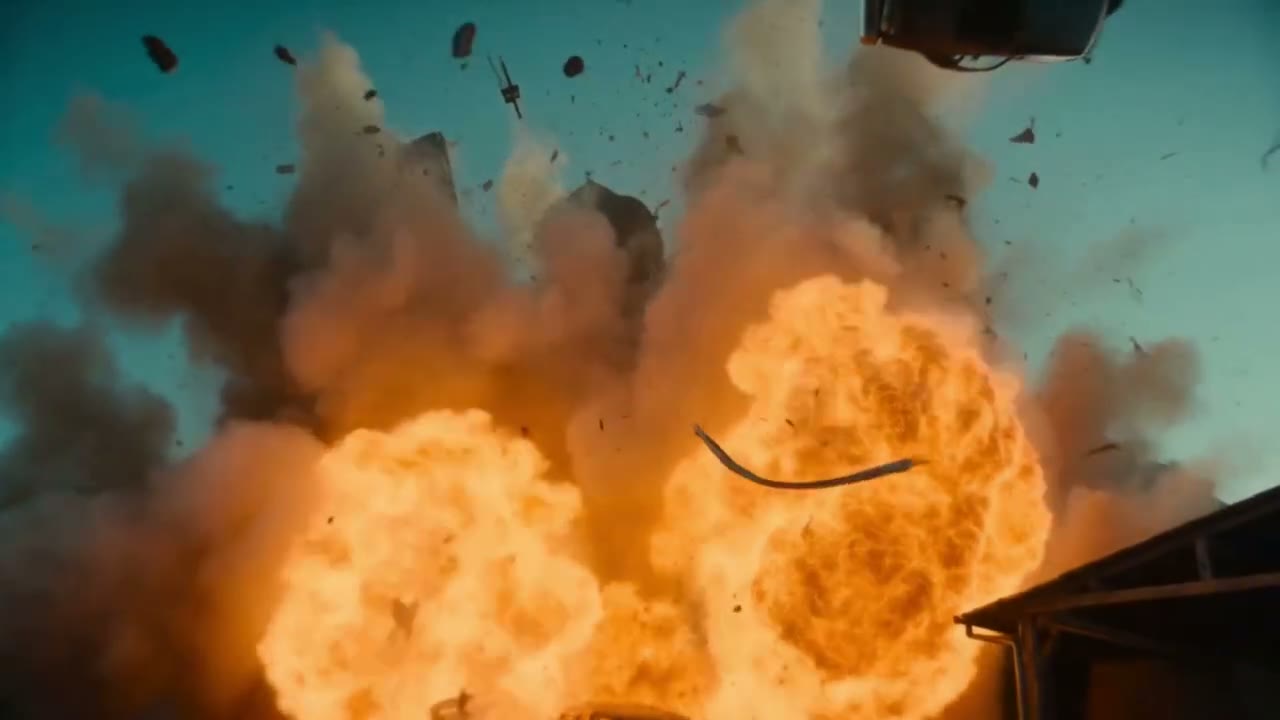 La déflagration, débris projetés dans le ciel