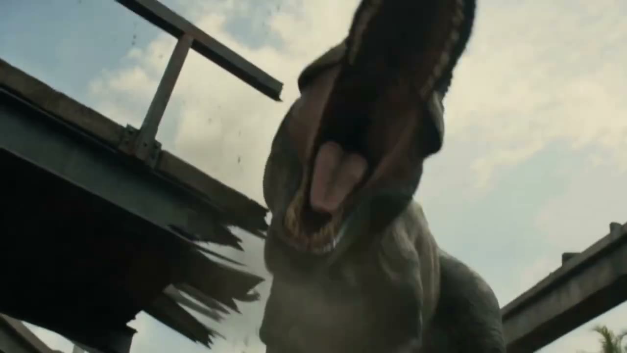 Le tyrannosaure surgit à travers la structure, gueule ouverte