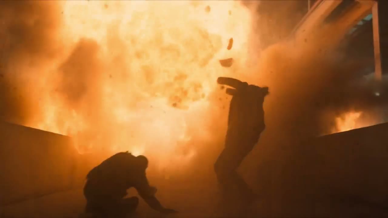 Explosion sur le toit, deux silhouettes projetées
