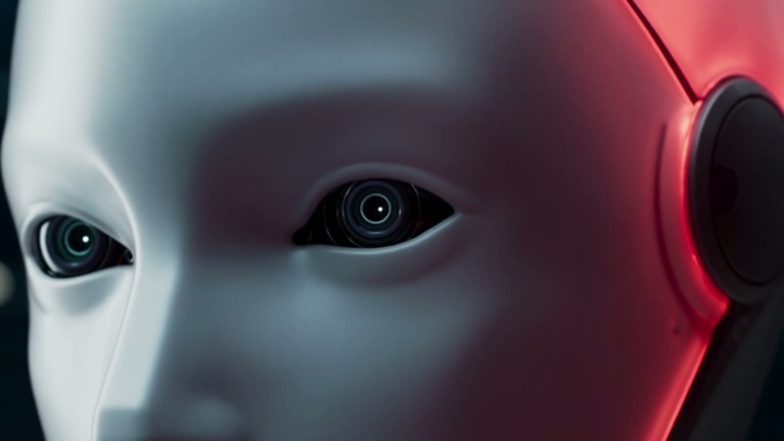 Gros plan sur le visage du robot, où les surfaces réfléchissantes se voient au premier coup d'œil