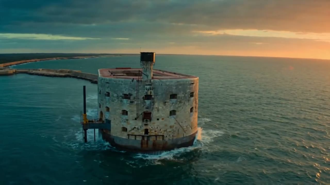 Le fort seul en mer au soleil couchant, plan d'ouverture