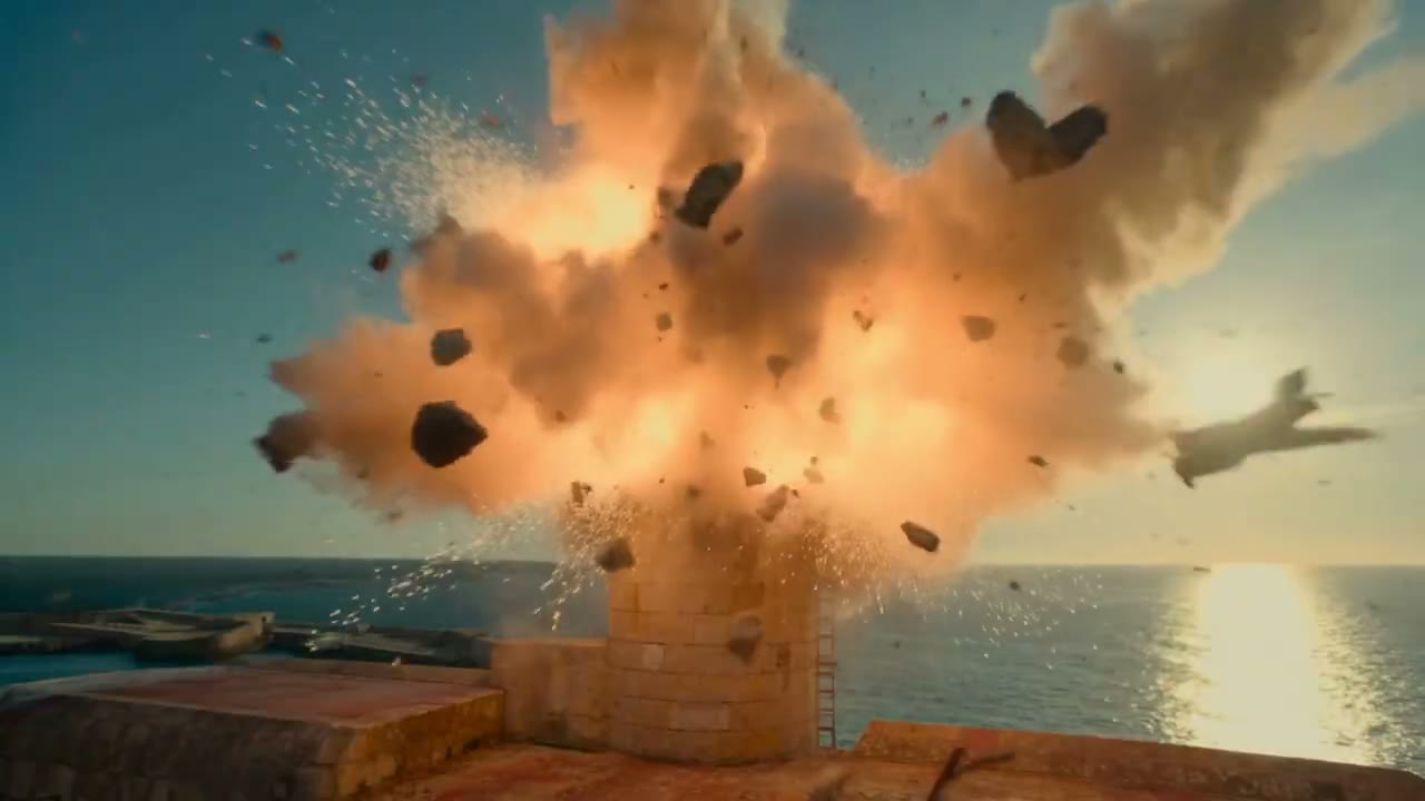 Première explosion sur la digue, gerbe de pierres et de fumée