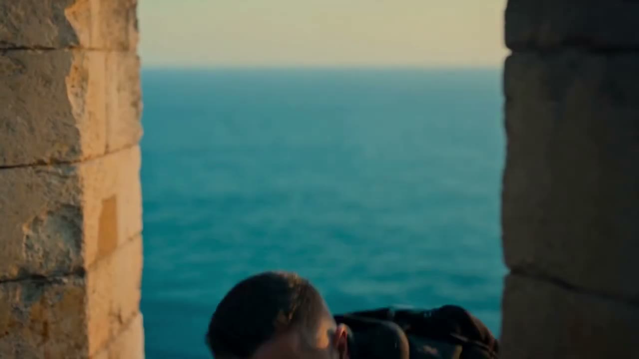 Un guetteur derrière un merlon, mer à perte de vue