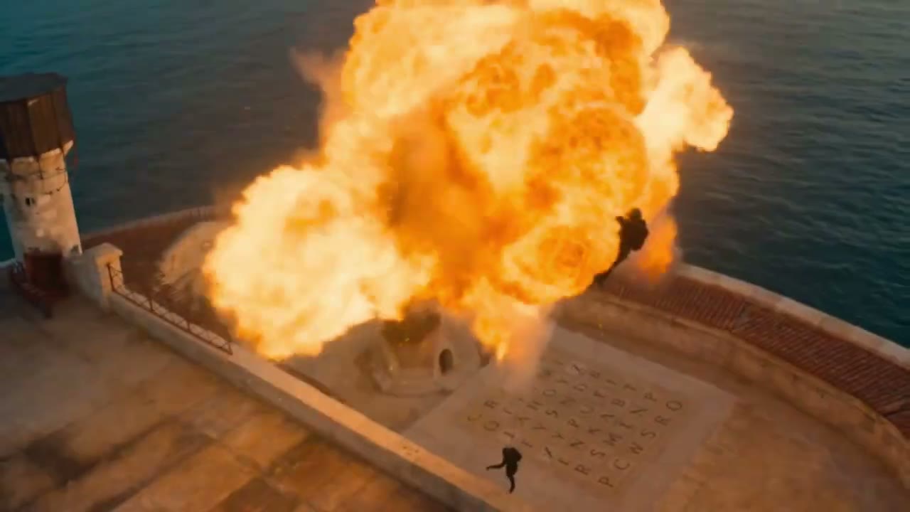 Boule de feu sur le plateau de lettres, au cœur de la cour