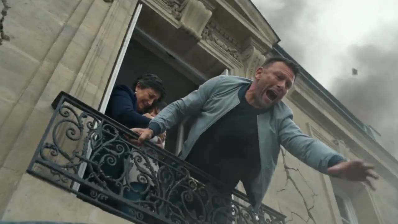 Chute depuis un balcon, plan d'action rapproché