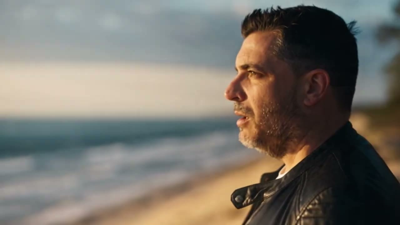 Profil face à la mer, plan calme entre deux refrains