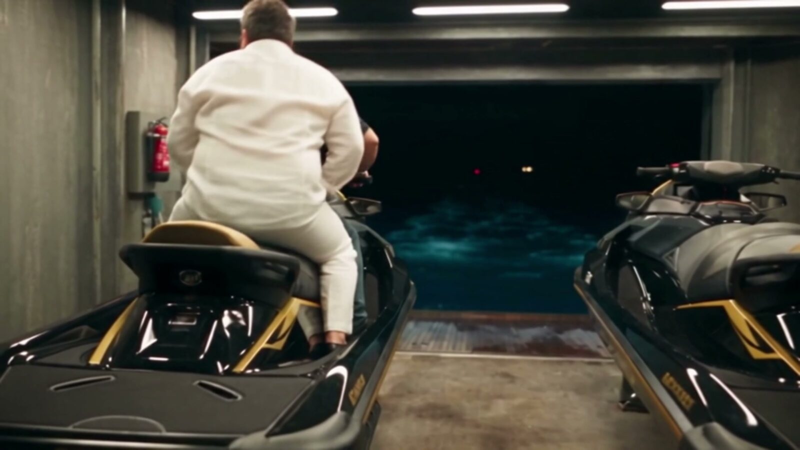 Le milliardaire s'échappe en jet-ski par la soute ouverte du yacht