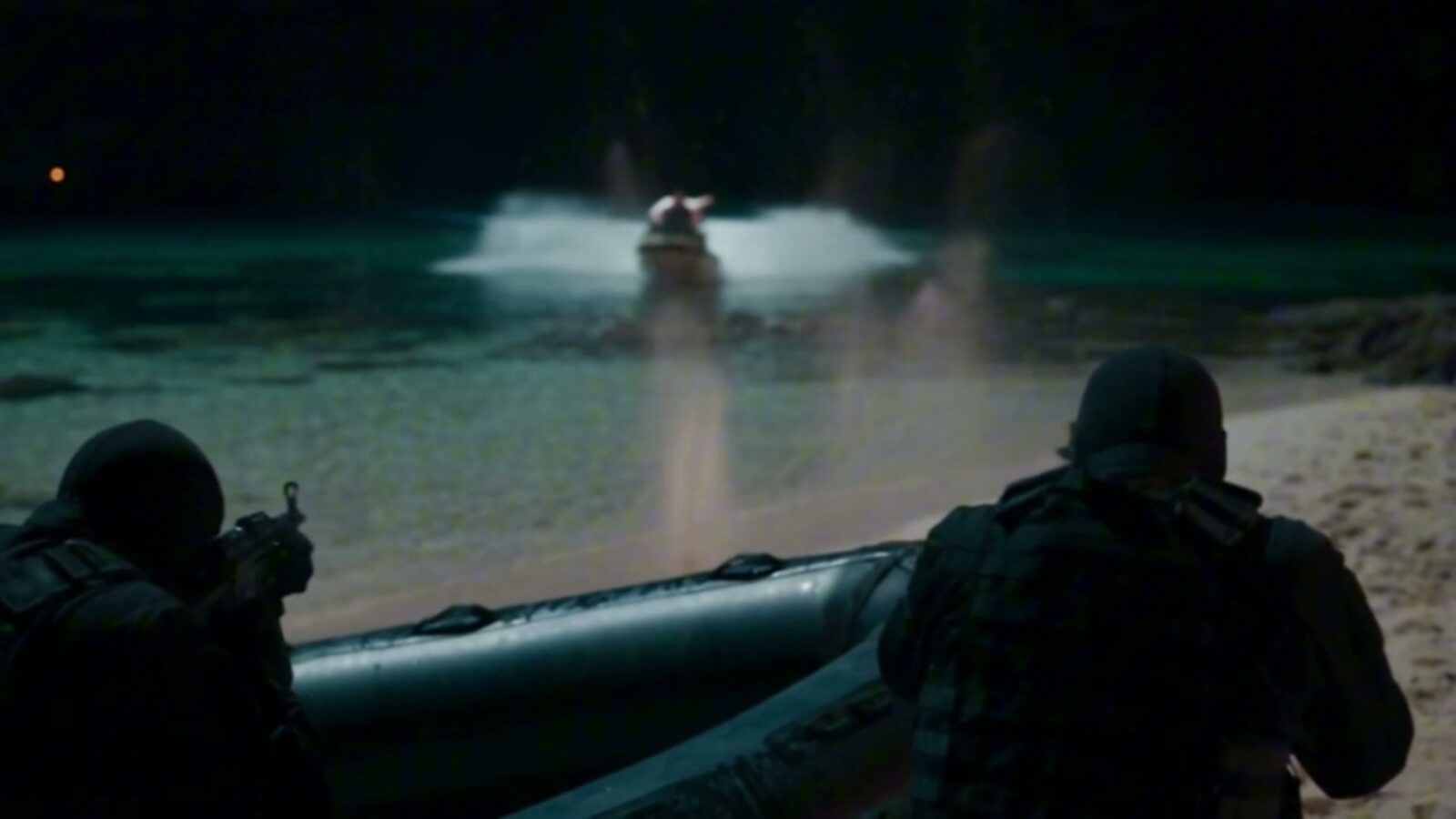 Poursuite nocturne en mer, le jet-ski en fuite vu depuis un pneumatique monté par deux hommes armés