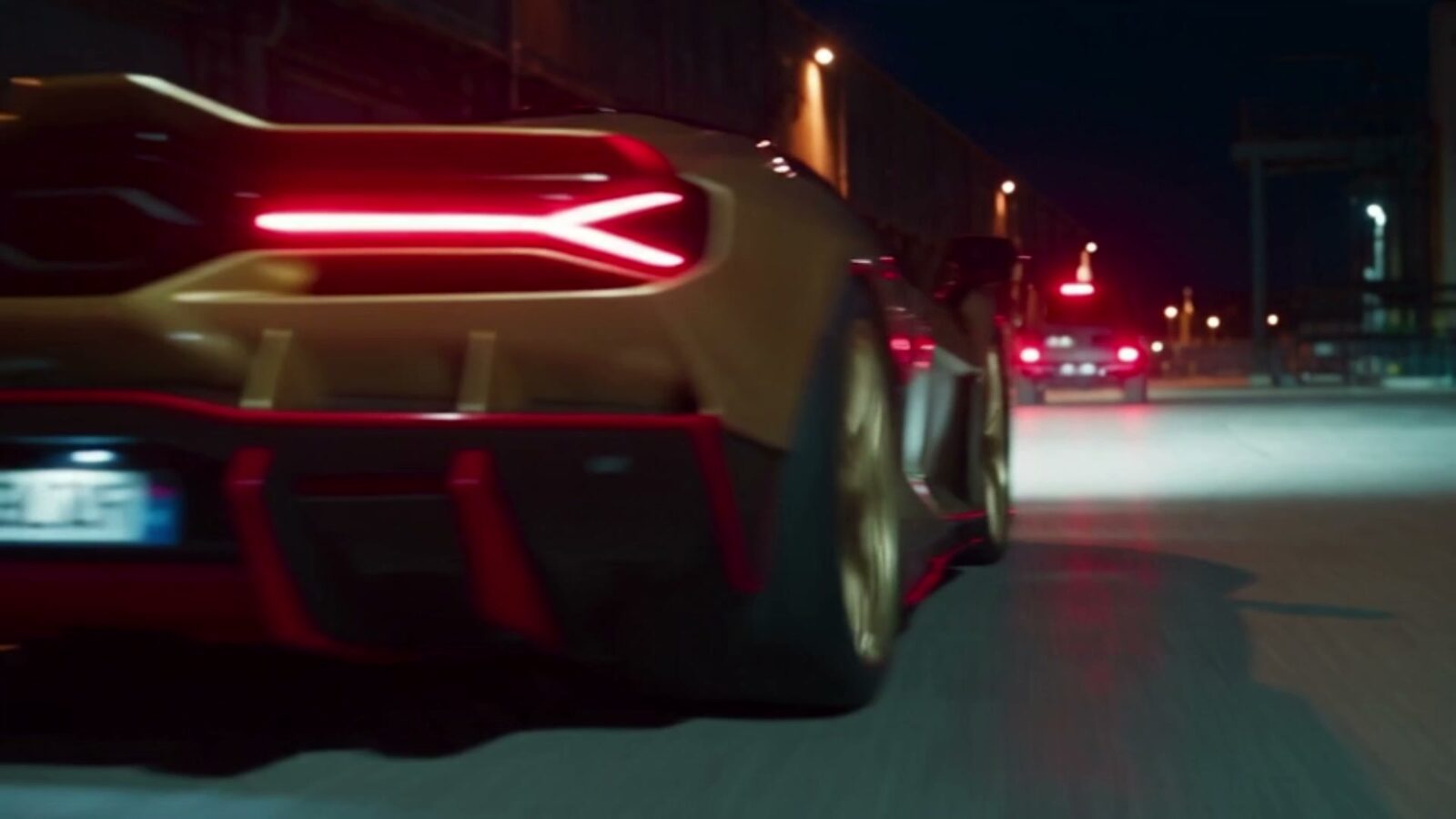 Départ en trombe, l'arrière de la Lamborghini dorée et ses feux rouges dans la nuit