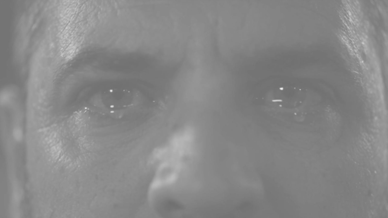 Gros plan en noir et blanc sur le regard du capitaine avant la finale