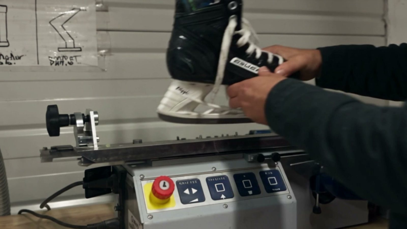 Affûtage d'un patin de hockey sur la machine de l'atelier