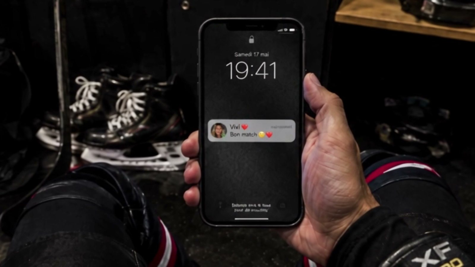 Vue à la première personne dans le vestiaire, un message reçu sur le téléphone avant le match