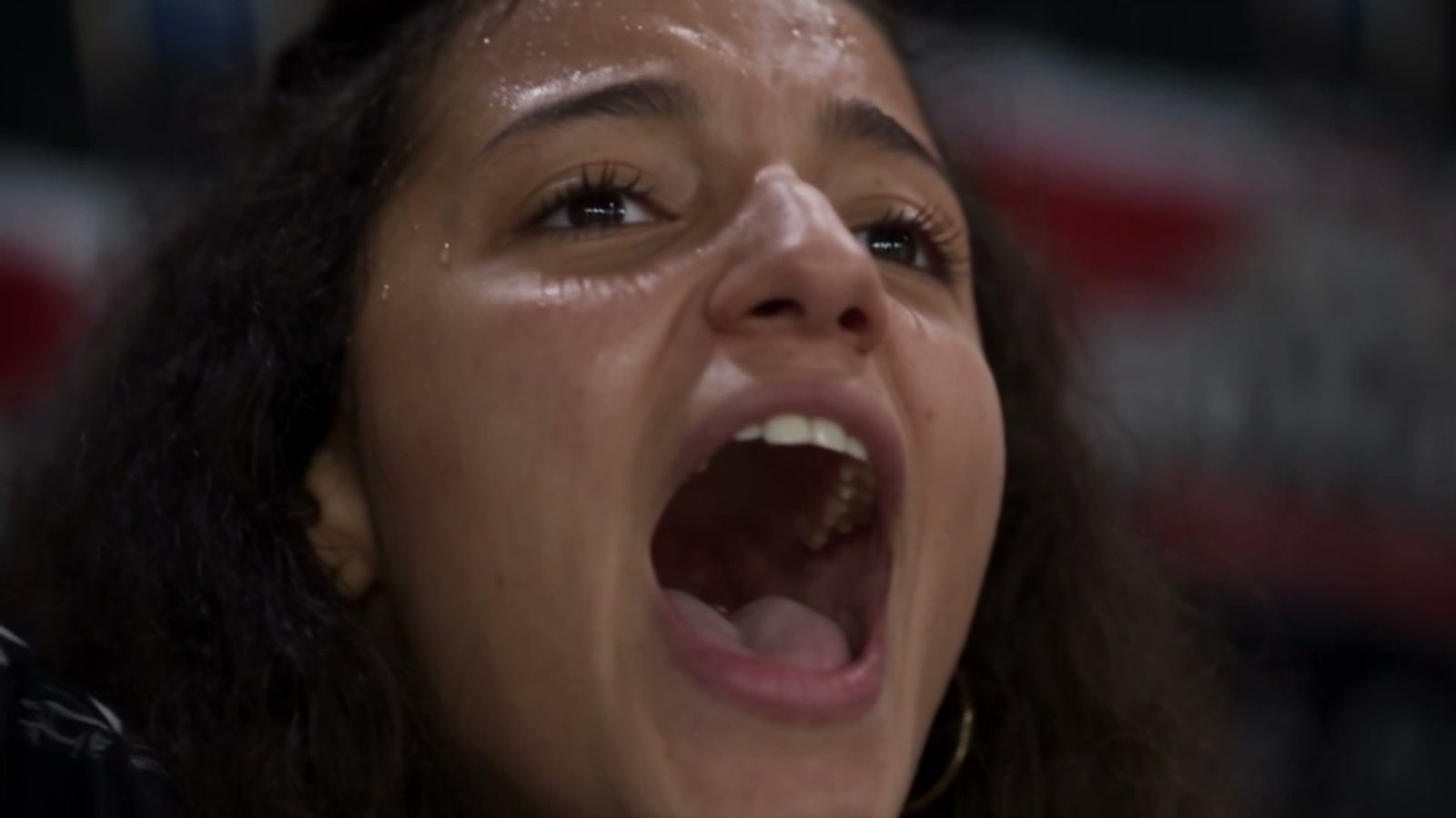 Une supportrice hurle dans les tribunes pendant le match