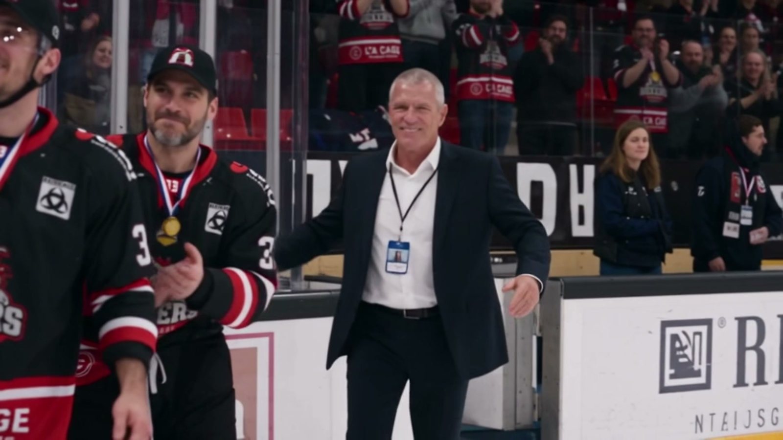 L'entraîneur et le capitaine médaillé sur la glace après la victoire