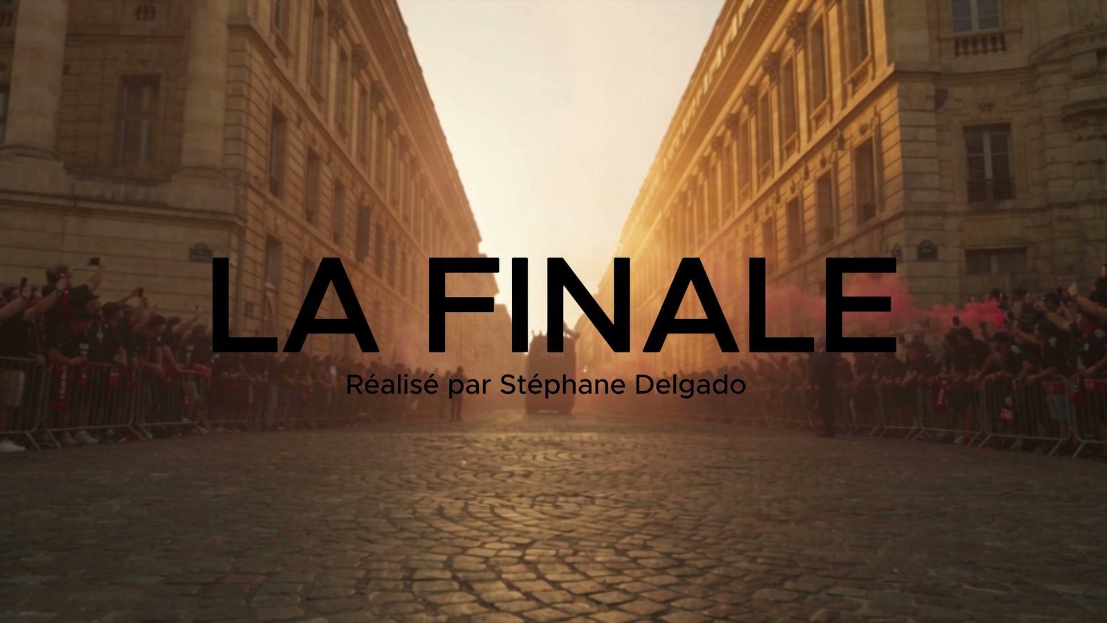 Carton titre du film La finale sur la parade dans les rues de Bordeaux
