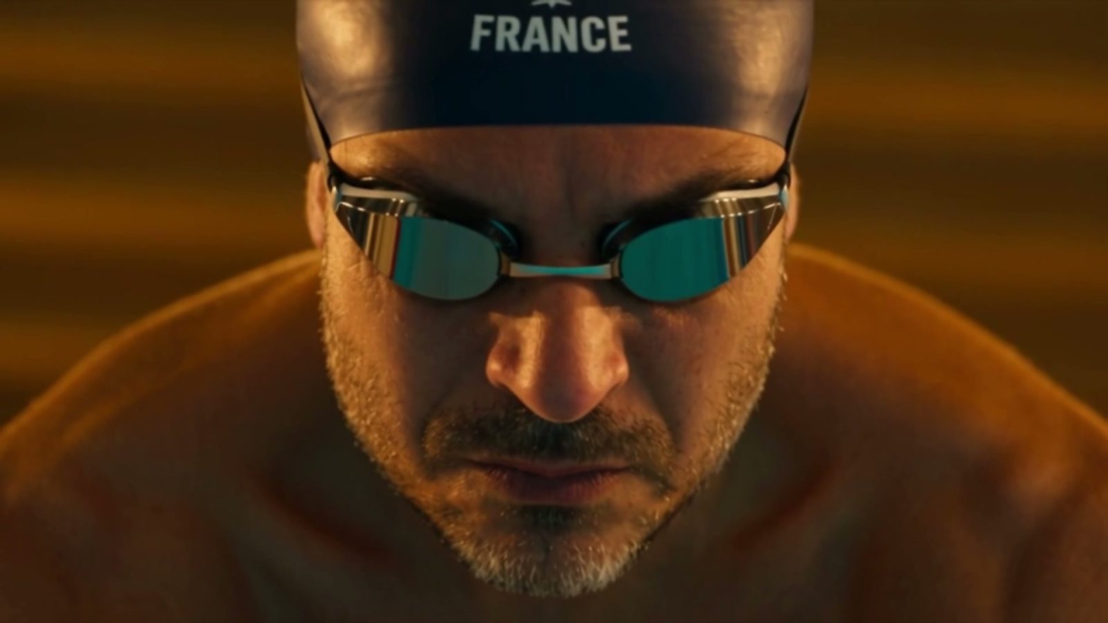 Gros plan sur le vétéran, bonnet France et lunettes miroir, juste avant le départ