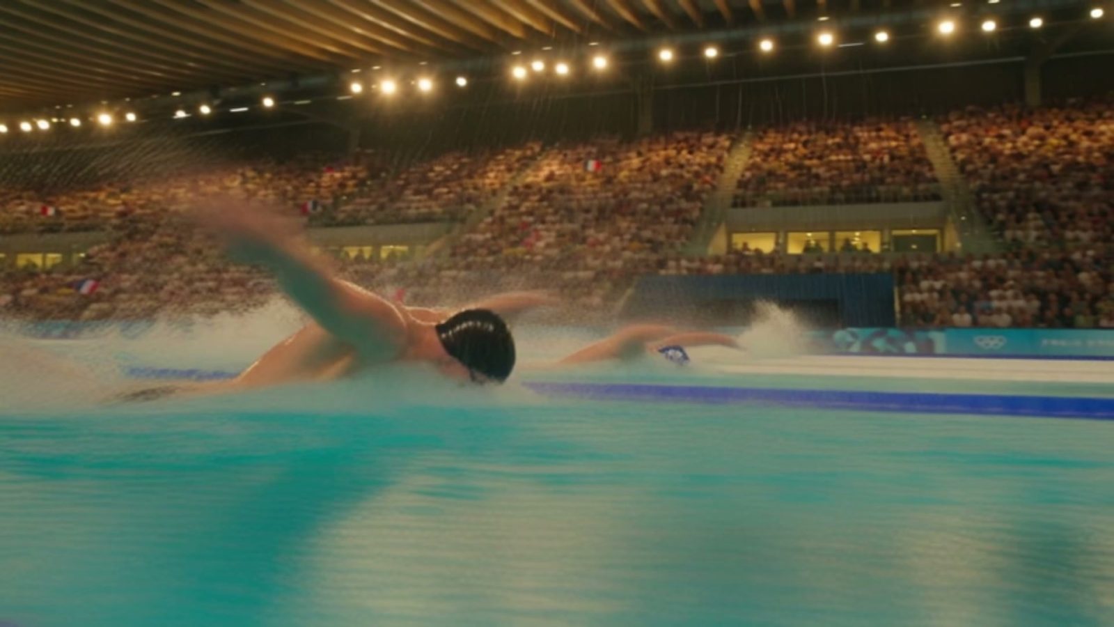 Vue latérale de la course, les deux Français au coude à coude dans leur ligne d'eau