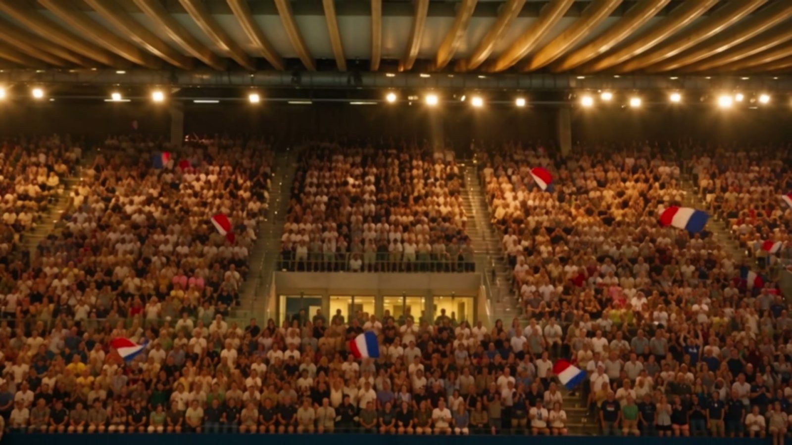 Les gradins debout, drapeaux tricolores agités pendant la course