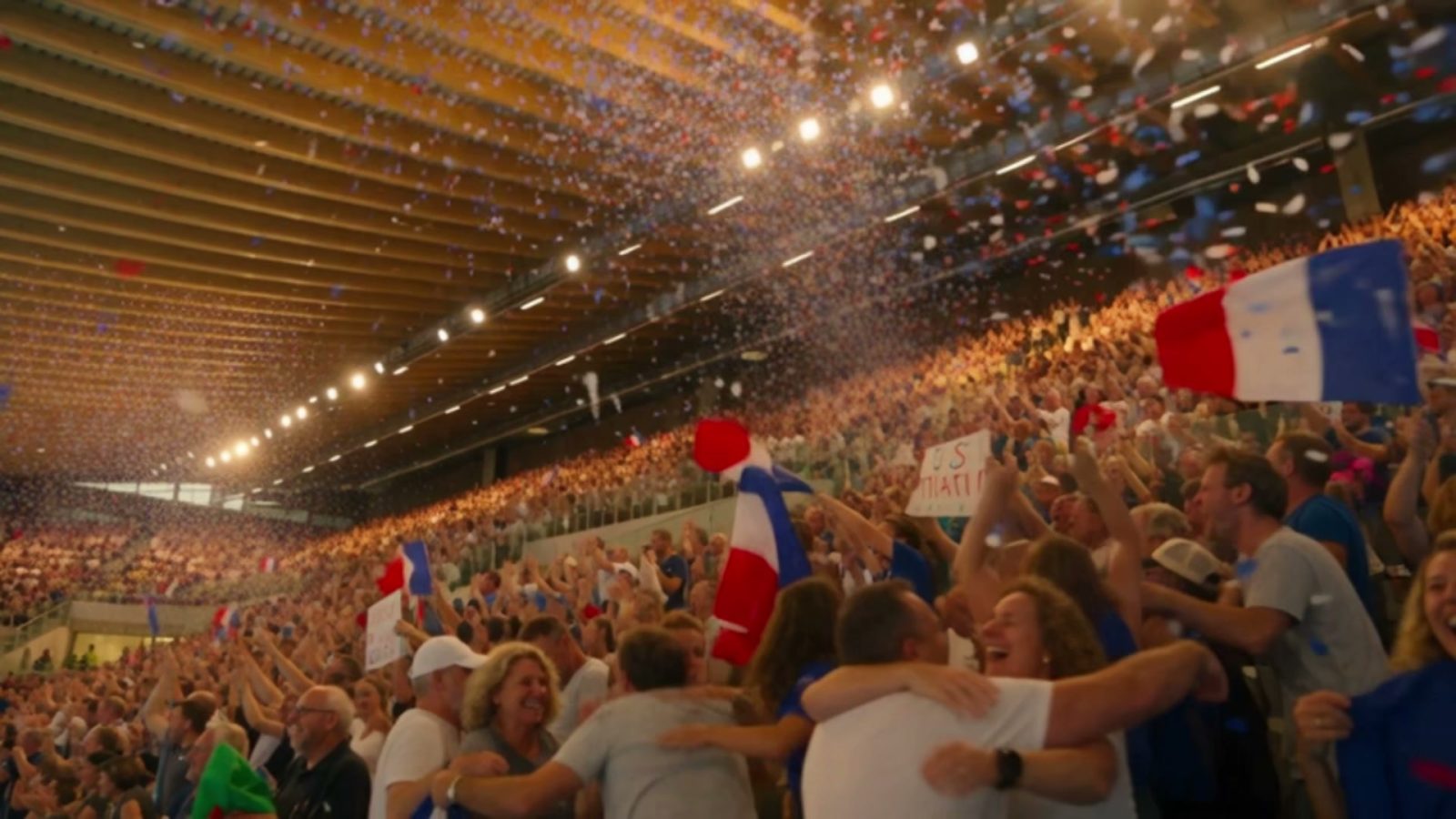 La foule explose dans les tribunes, confettis et drapeaux français