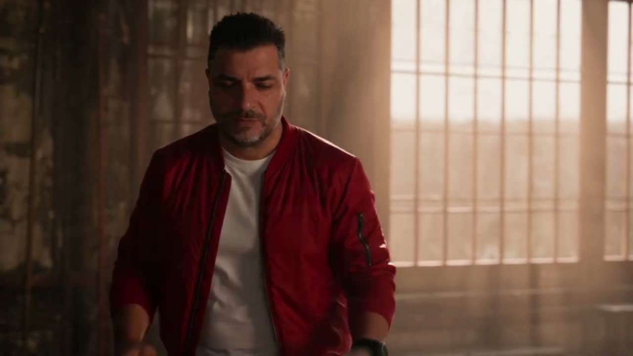 L'arrivée dans le dojo, veste rouge à contre-jour