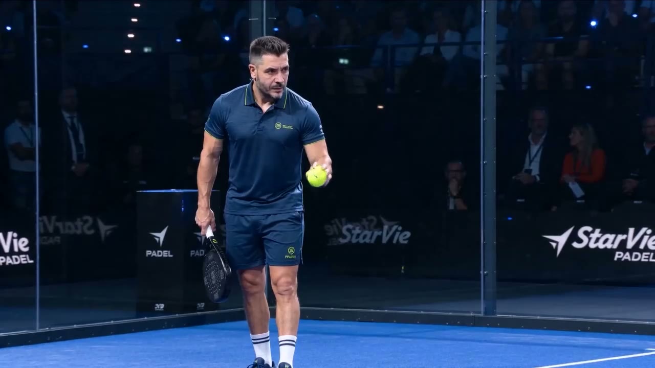 Entrée sur le court, raquette et balle en main