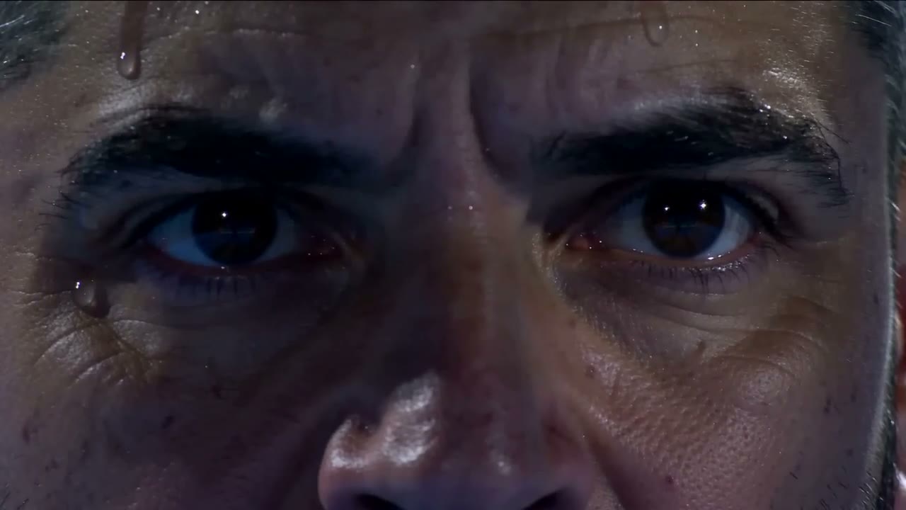 Très gros plan sur le regard, sueur et concentration