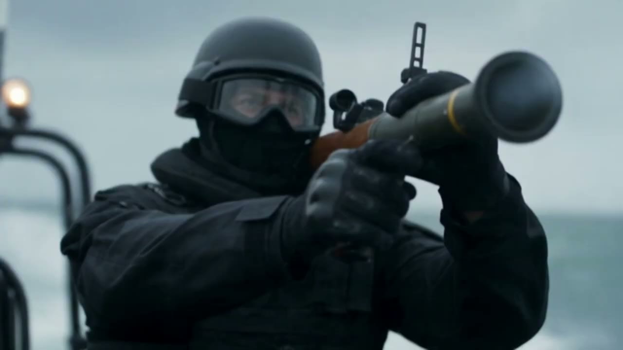 L'assaut vu depuis l'arme, casque et lunettes de protection