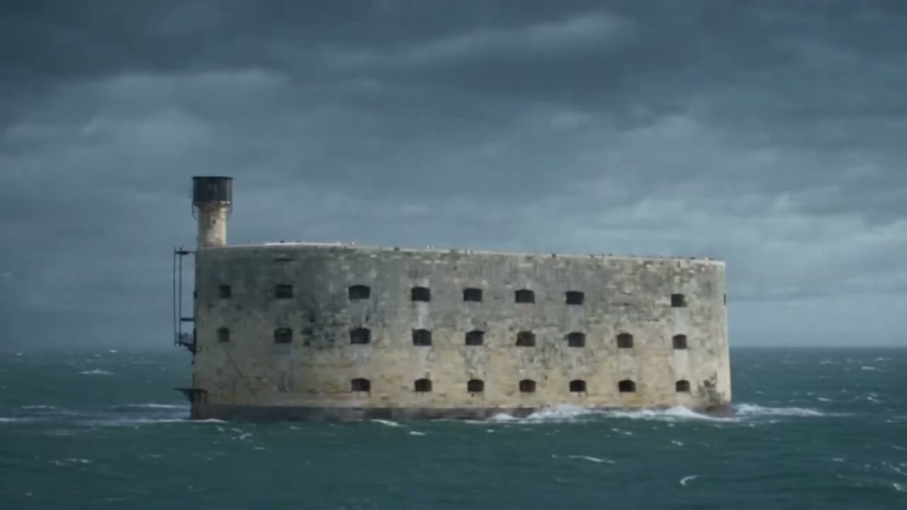 Le fort seul en pleine mer sous un ciel de tempête