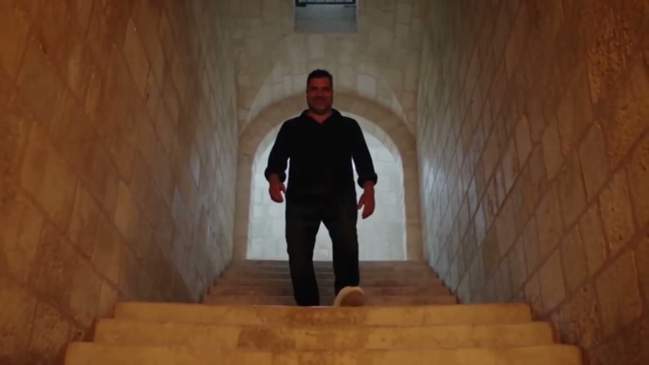 Descente dans la salle du trésor, contre-jour dans l'escalier
