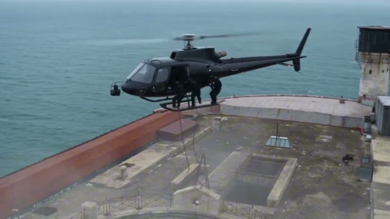L'hélicoptère se pose sur la terrasse du fort