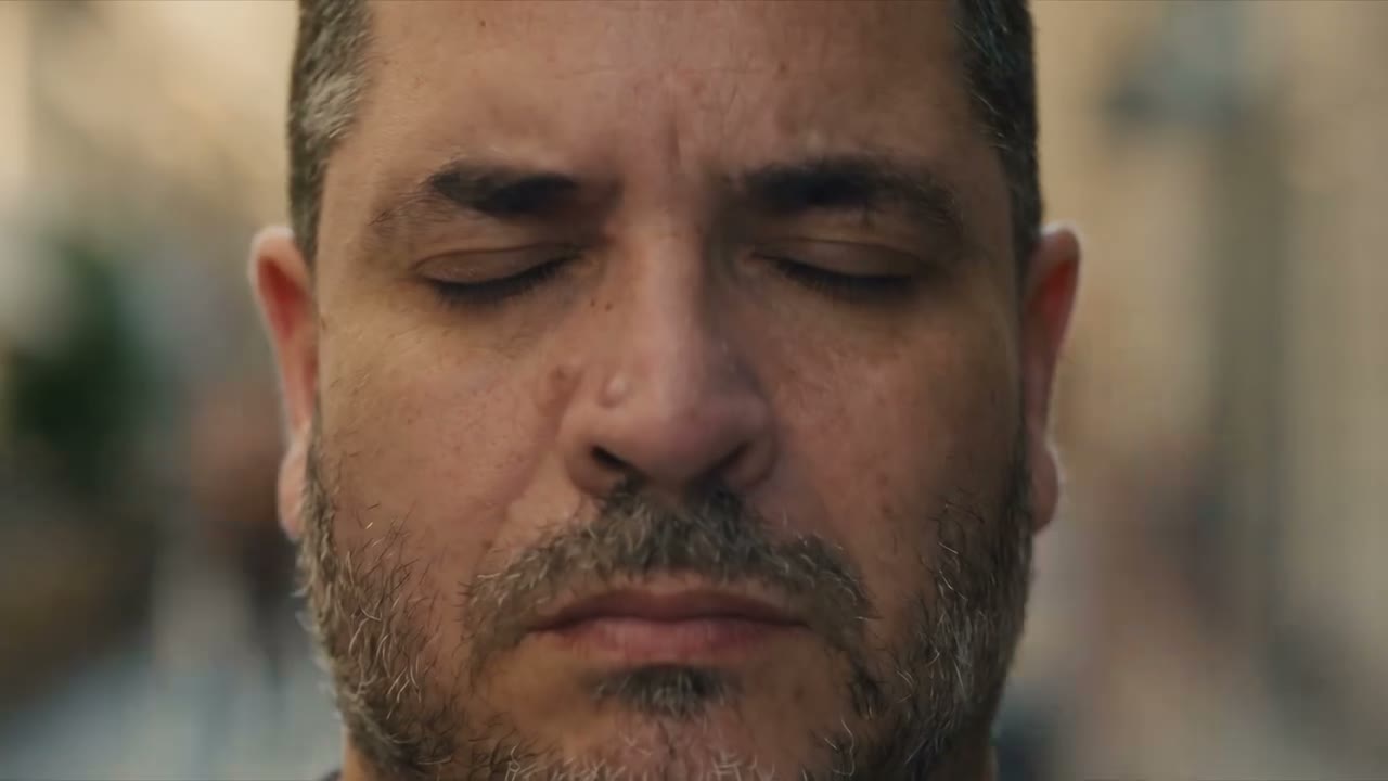 Le personnage yeux fermés, à l'instant où il arrête le temps
