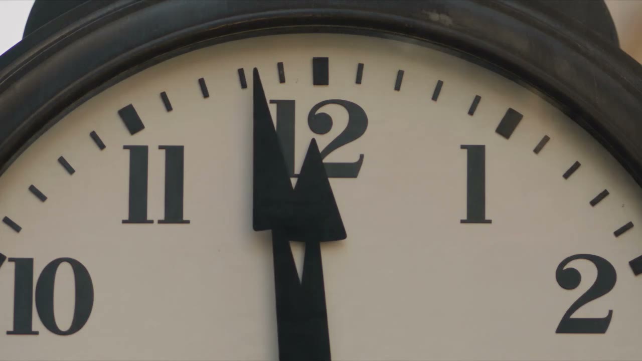 L'horloge de rue figée sur midi