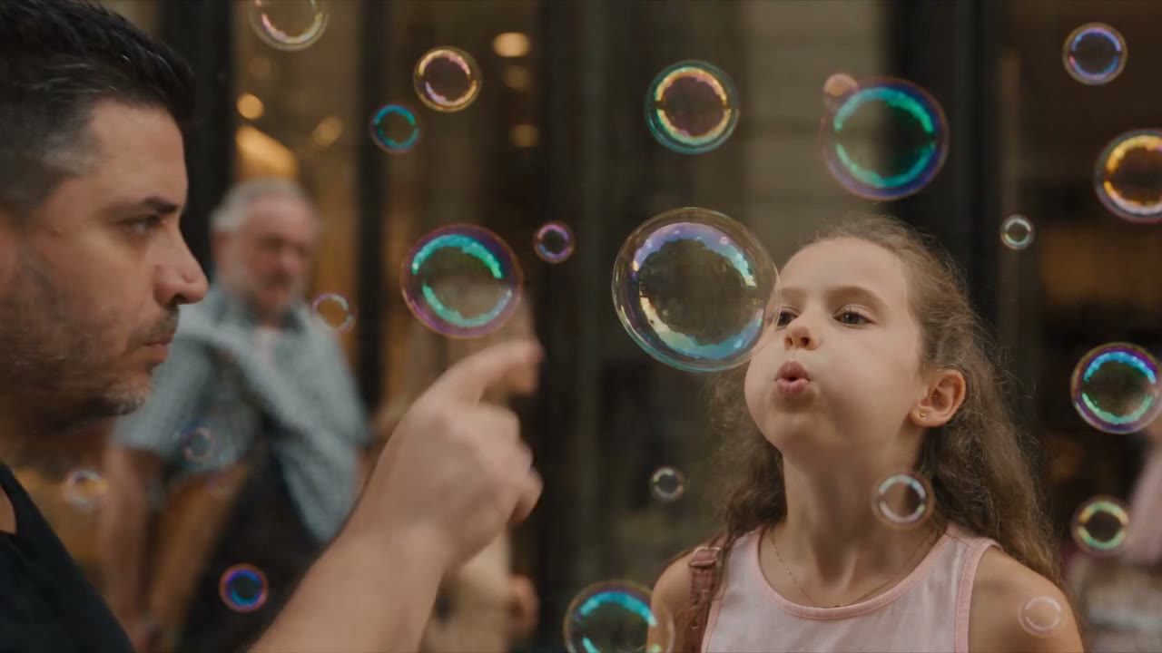Bulles de savon arrêtées en plein vol, soufflées par une enfant figée