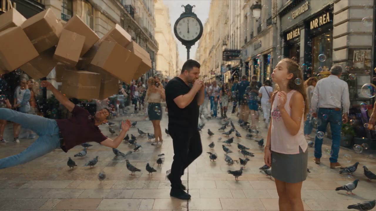 Cartons en lévitation et pigeons suspendus, le plan le plus complexe du film