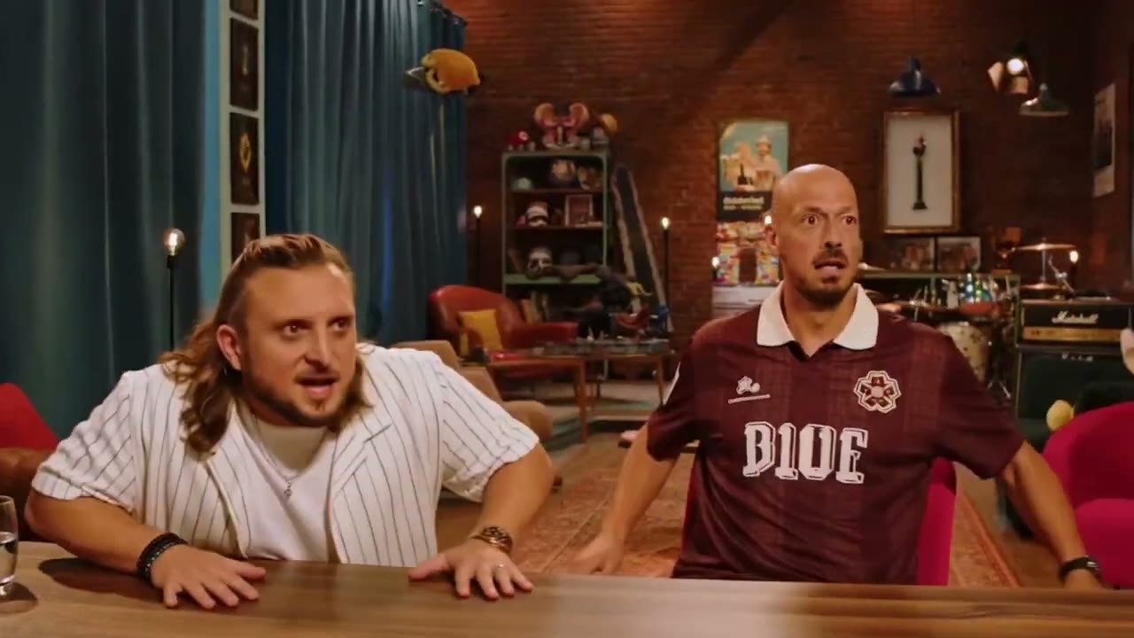 Le duo installé sur le plateau, décor reconstitué de A à Z