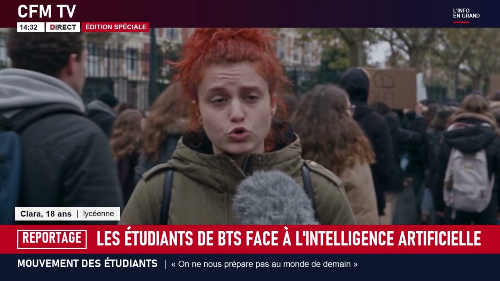Une lycéenne aux cheveux roux interrogée en direct par une chaîne d'info imaginaire
