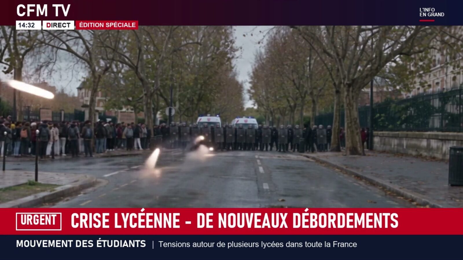 Bandeau urgent sur la chaîne d'info : le cordon de CRS face aux manifestants, des fumigènes traversent la rue