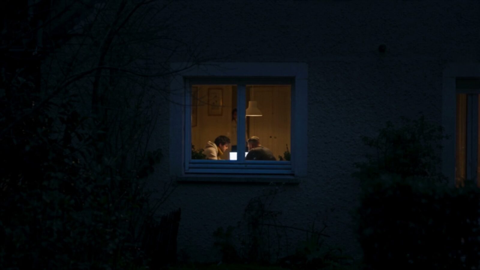 La maison dans la nuit, une seule fenêtre éclairée sur le père et le fils
