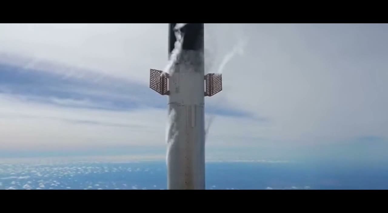 L'engin en orbite, la Terre en arrière-plan