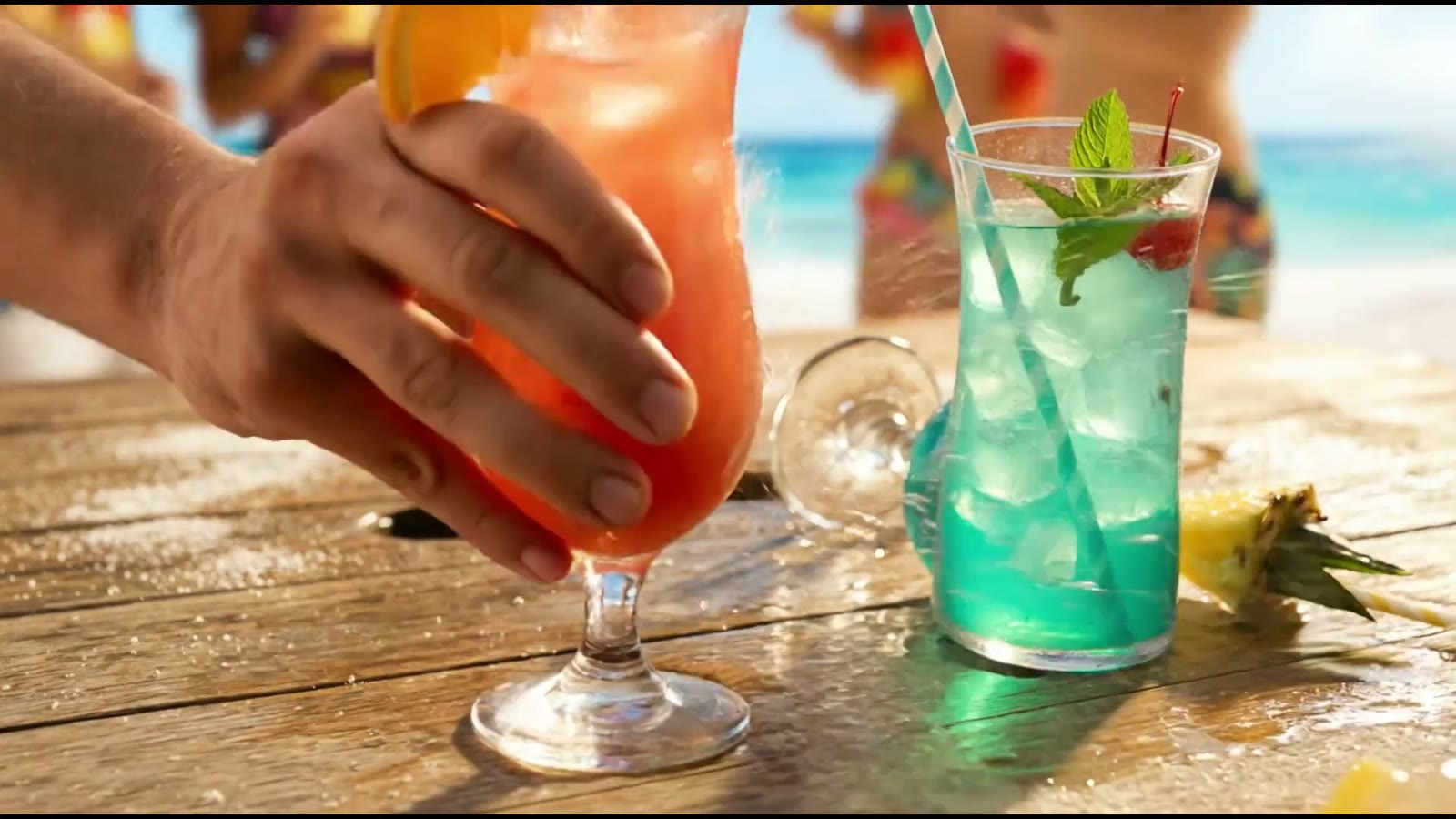 Cocktails posés sur le bar de plage, macro sur le verre
